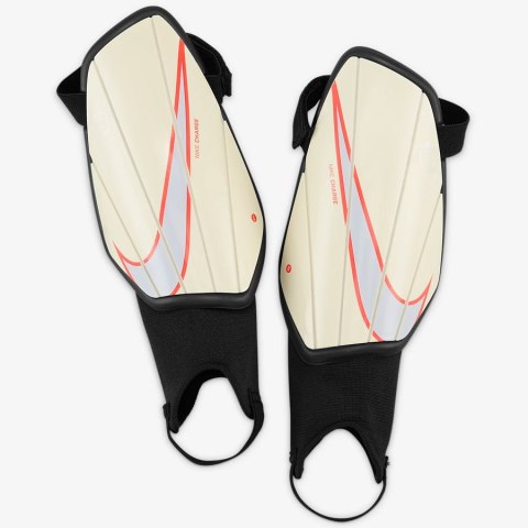 Nagolenniki Nike Charge SP2164 113 biały XL Nike Nagolenniki Nike Charge SP2164 113 biały XL Nike