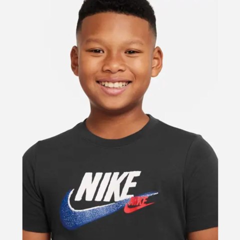 Koszulka Nike Sportswear SI SS Tee FD1201 070 grafitowy S (128-137cm) Nike Koszulka Nike Sportswear SI SS Tee FD1201 070 grafitowy S (128-137cm) Nike