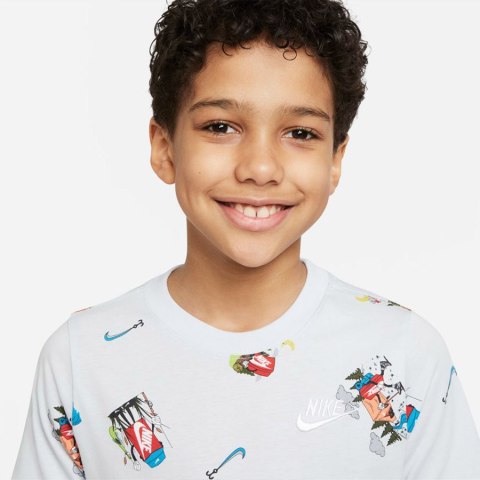 Koszulka Nike Sportswear Tee AOP DQ3856 471 niebieski S (128-137cm) Nike Koszulka Nike Sportswear Tee AOP DQ3856 471 niebieski S (128-137cm) Nike