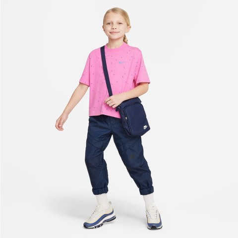 T-Shirt Nike Sportswear girls FD5366-620 różowy XL (158-170cm) Nike T-Shirt Nike Sportswear girls FD5366-620 różowy XL (158-170cm) Nike