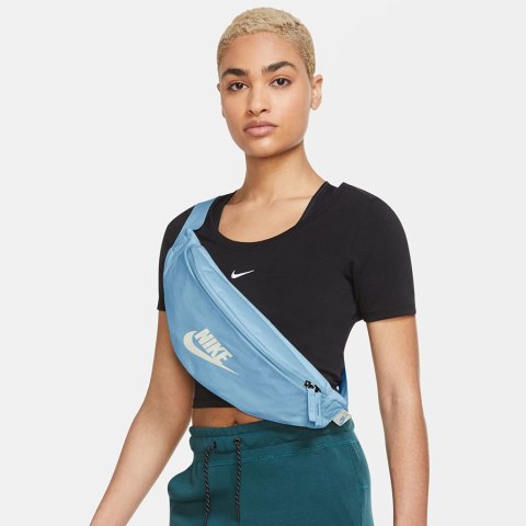 Saszetka nerka Nike Heritage Waistpack DB0490-407 niebieski one size Nike Saszetka nerka Nike Heritage Waistpack DB0490-407 niebieski one size Nike