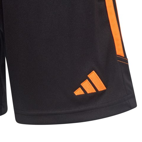 Spodenki dla dzieci adidas Tiro 23 Club Training czarno-pomarańczowe HZ0188 Adidas Spodenki dla dzieci adidas Tiro 23 Club Training czarno-pomarańczowe HZ0188 Adidas