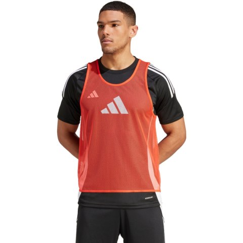 Znacznik adidas Training 24 BIB koralowy JF3245 M Adidas teamwear