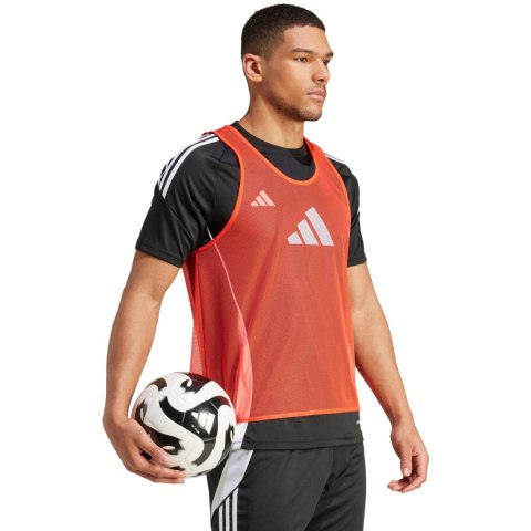 Znacznik adidas Training 24 BIB koralowy JF3245 M Adidas teamwear