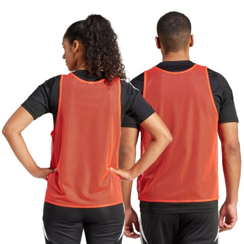 Znacznik adidas Training 24 BIB koralowy JF3245 S Adidas teamwear